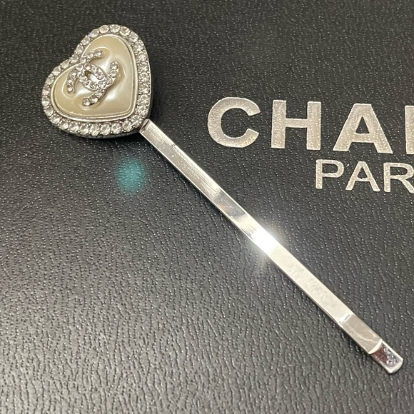 EUC CHANEL PEARL AND CRYSTAL HAIR PIN NO FLAWS - Picture 3 of 5